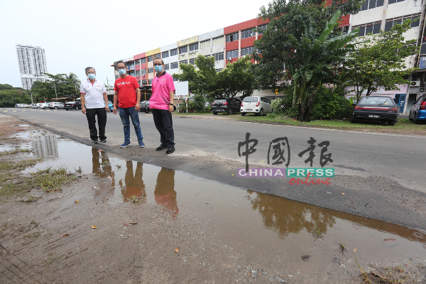 陈劲源（左起）、刘誌俍及李祥指路重铺后，路肩积水问题未解决。