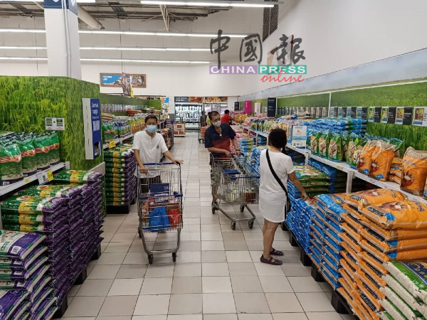记者走访甲市区各购物中心，不少必需品及主要粮食都充足，没有出现缺货与涨价情况。