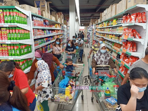 马六甲晋巷NSK超市在11日晚出现不少到来采购日常用品的人群。