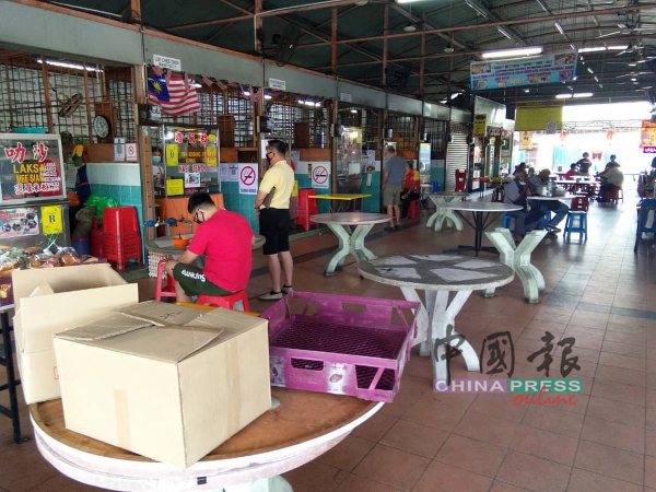 马六甲管制令首个星期日，原本人潮集中的东街纳小贩中心，如今连打包的顾客也不多见。