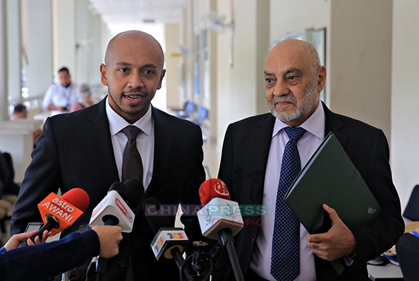 代表度假村的阿理夫（左）律师及古迪尔星律师满意验尸庭的判决。
