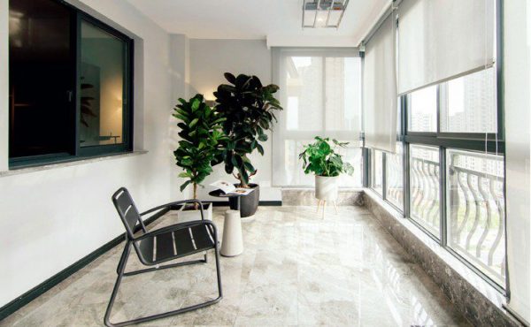 光滑明亮的通体砖增加了阳台的通透感，与整体简洁的风格配搭相宜。