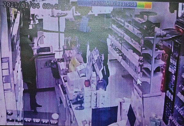 4名党匪在打劫便利店时，被闭路电视摄下干案过程。