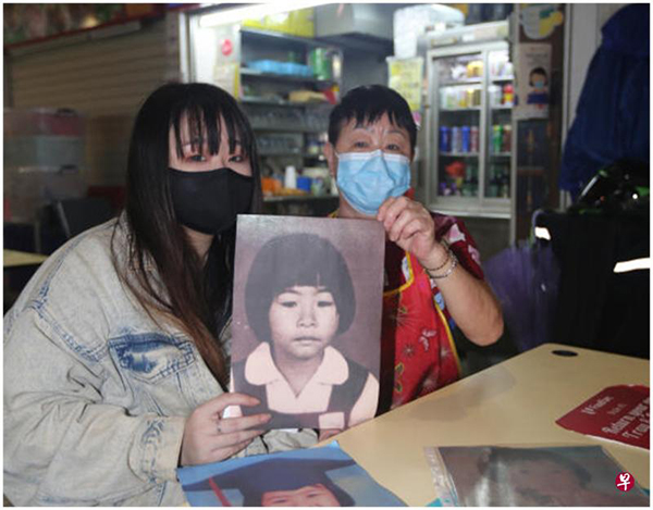 母亲洪云丽（右）和林佳慧通过罪案图书馆联系《联合晚报》，在母亲的摊位前受访。