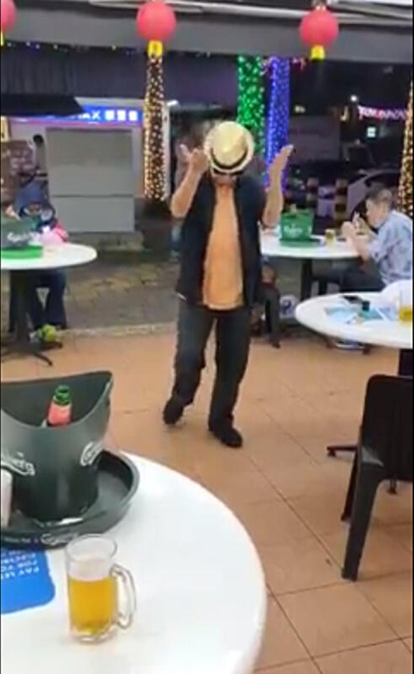 跳舞叔吃饱喝足后，在咖啡店内上演麦克杰逊的“太空舞”。（截取自网络视频）