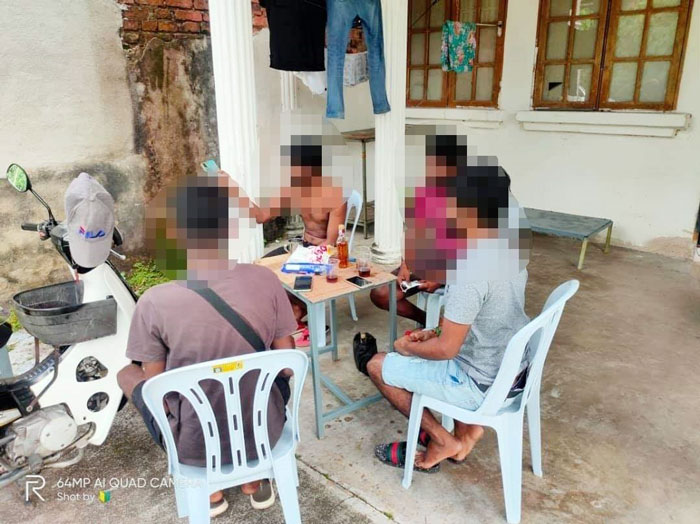 4名非亲属关系的男子，在行动管制令期间，没有合理理由聚集在住家前院。（照片取自亚罗牙也警察面子书）