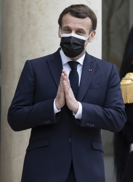 法国总统马克龙4日在巴黎爱丽舍宫的庭院向媒体打招呼。（欧新社）