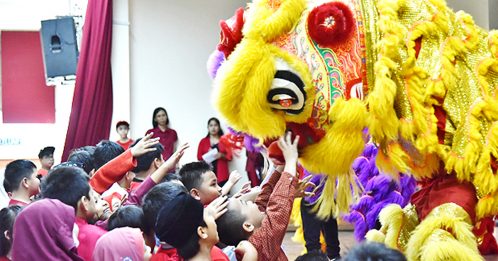 ◤全球大流行◢汶萊人慶祝新年 允許舞獅活動