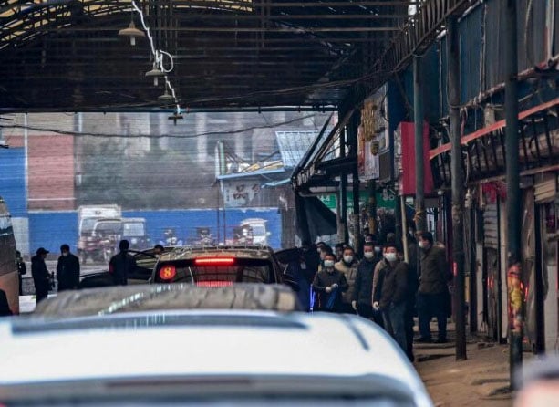 载有世卫组织专家的车辆1月31日抵达武汉市华南海鲜市场。（法新社）
