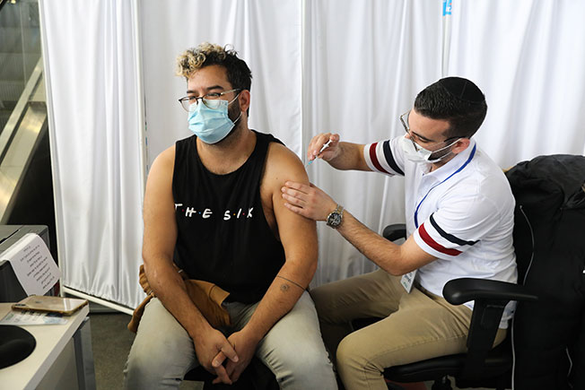 耶路撒冷一名男子周四接种辉瑞新冠肺炎疫苗。（欧新社）
