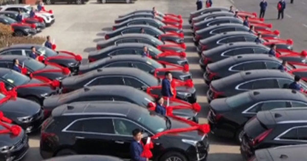 山东一家制糖企业送40名优秀员工一辆高级汽车。