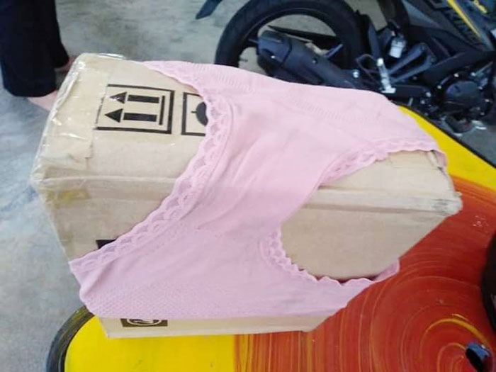 套在包裹上的粉红底裤。（照片取自面子书）
