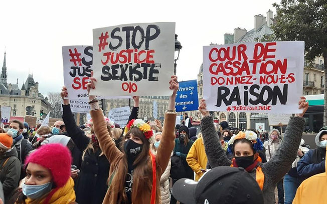 示威者周日在里昂正义宫前面的圣米歇尔广场声援受害者少女。