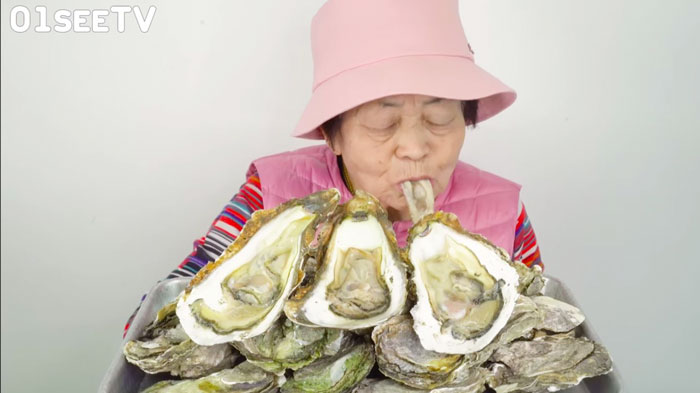 韩国一名70岁老奶奶挑战吃10公斤生蚝， 不过她只吃了10只生蚝就表示吃不下了。