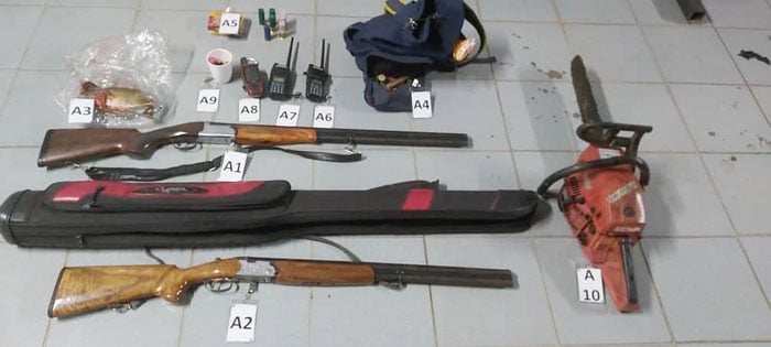 猎户的猎枪及电锯等工具被查获，全被带回野生动物局查办。