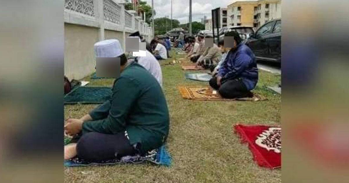 一小撮穆斯林不遵守规定，在清真寺围墙外祈祷。