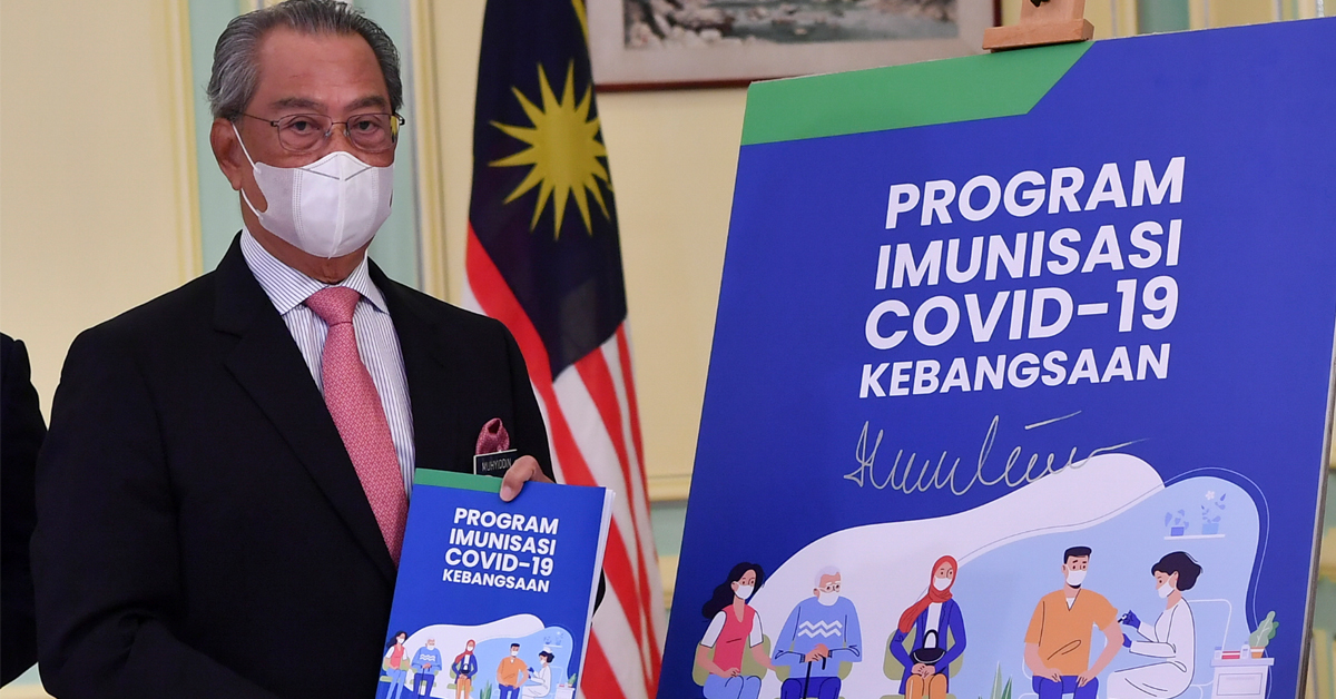 慕尤丁（中）在首相署推介《全国新冠肺炎免疫计划指南》，右起为凯里及阿汉峇峇。