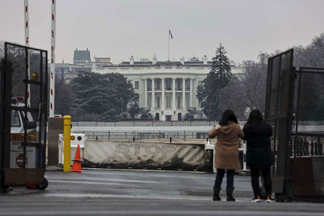 行人在白宫南门拍照。