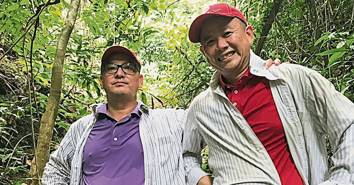 DSR集团联合创办人吴联波（左起）和黄雪强在榴梿园合影。