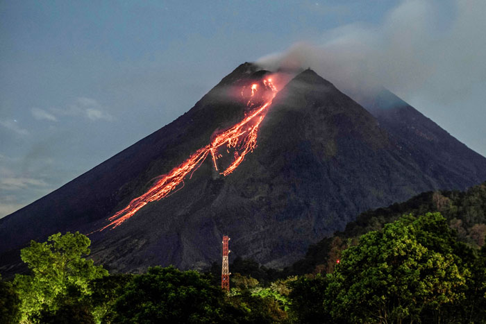 默拉皮火山周五涌出火红岩浆。（法新社）