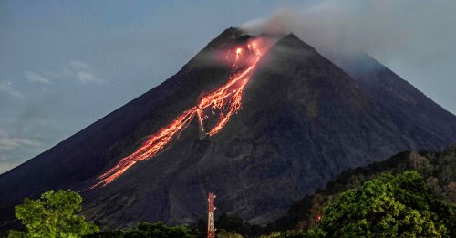 印尼默拉皮火山爆发 喷出红色岩浆 轻微地震
