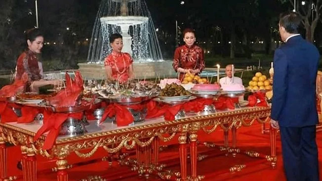 王后素提达（右起）、长公主、贵妃诗妮娜，与泰王（背对镜头)一起参加春节祭祀。