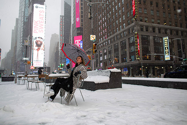 纽约时报广场外面，一片冰天雪地。（法新社）