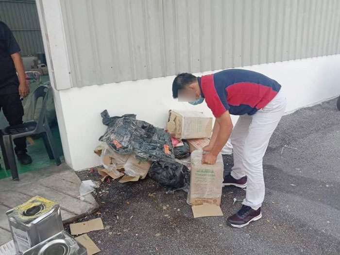 一名客户到快递公司的转运站自行领取包裹，却惊见包裹置放在垃圾堆旁。