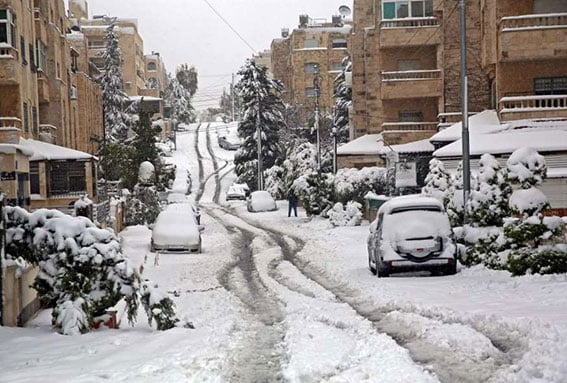 约旦首都安曼18日发生暴风雪，一条街道被白雪覆盖。