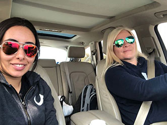 迪拜公主拉蒂法(左)在2018年与好友蒂娜在前往阿曼途中的自拍。（欧新社）
