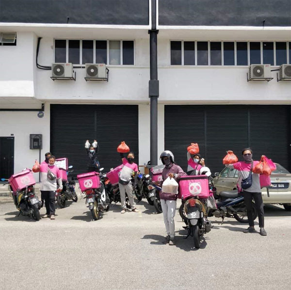 15名送餐员接获恶作剧餐饮订单后,一起送到指定地点。