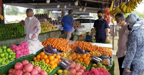 元首伉俪路边摊买水果 小贩民众感惊喜