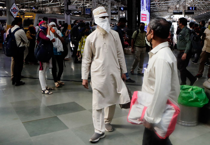 孟买地铁多人没戴合规格的口罩。（美联社）