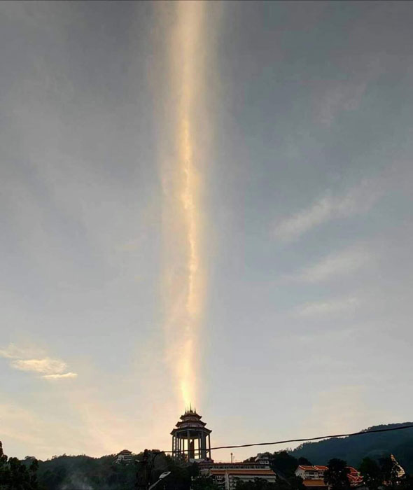 极乐寺疑似出现天空现金光照耀在该寺观音像。