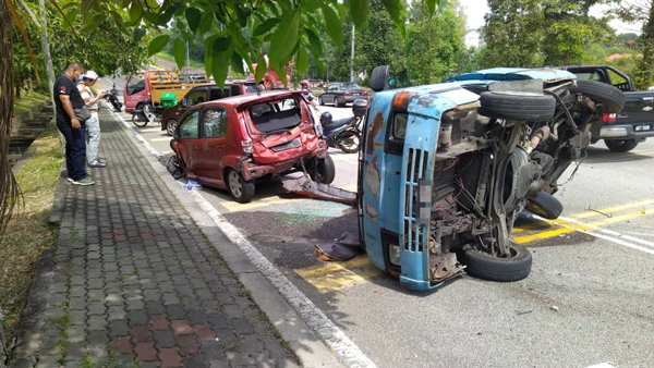车祸后，肇祸司机试图逃离现场，但被在场公众围堵。