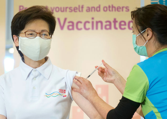 林郑（左）周一接种科兴疫苗。