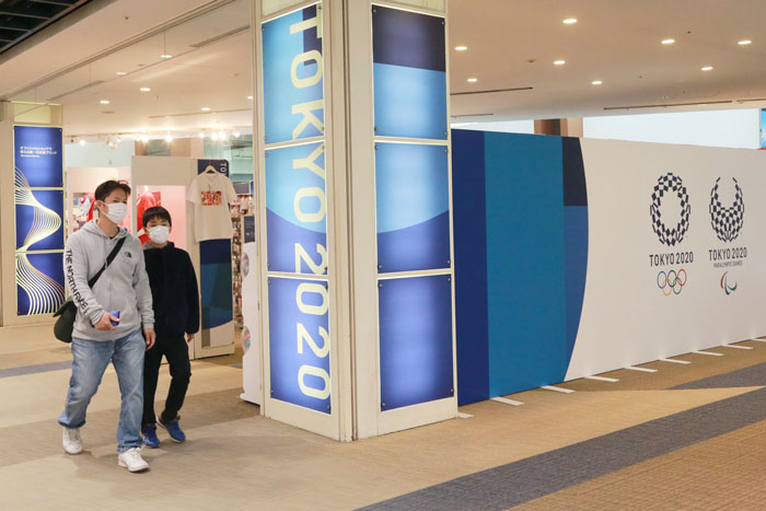 日本戴口罩的民众徒步东京奥运官方商店。（美联社）