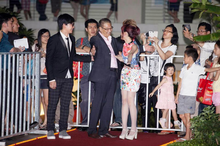 达叔和黄若熙感情像父女，在8年前的电影宣传活动上开心拥抱问候。