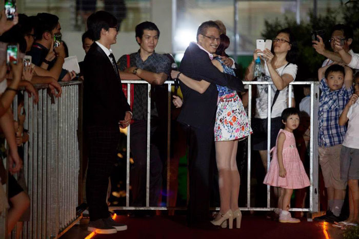 达叔和黄若熙感情像父女，在8年前的电影宣传活动上开心拥抱问候。