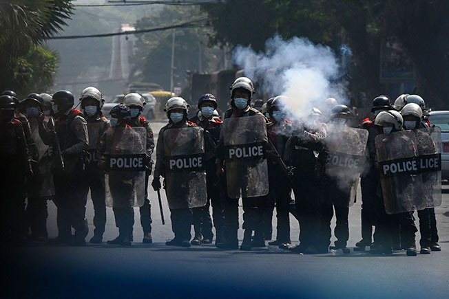 
缅甸警察周六在仰光发射催泪弹，以驱散集会的抗议者。