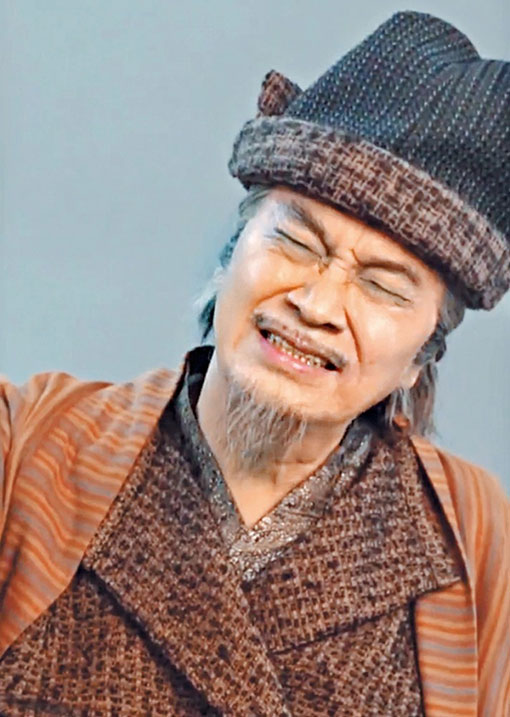 吴孟达新年前为电影《少林寺之得宝传奇》拍摄海报时，突然心脏不适，一脸痛苦。