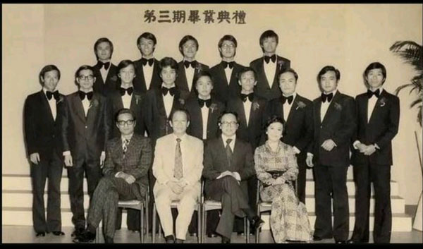 吴孟达是TVB第三期艺训班毕业，同届同学还有周润发（上排右）、卢海鹏（中排右二）、邓英敏及林岭东等。图/香港苹果日报