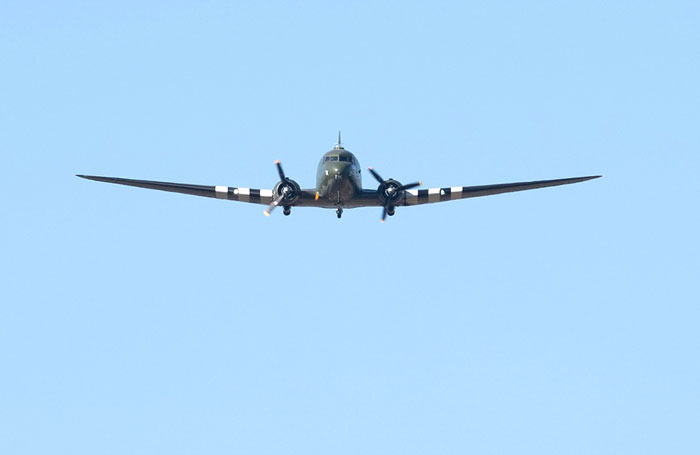 一架二战时的老爷战机，低飞掠过上空致敬。（法新社）