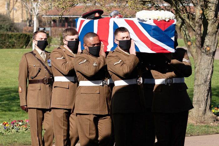 英国二战老兵穆尔的灵柩盖上英国国旗。（法新社）