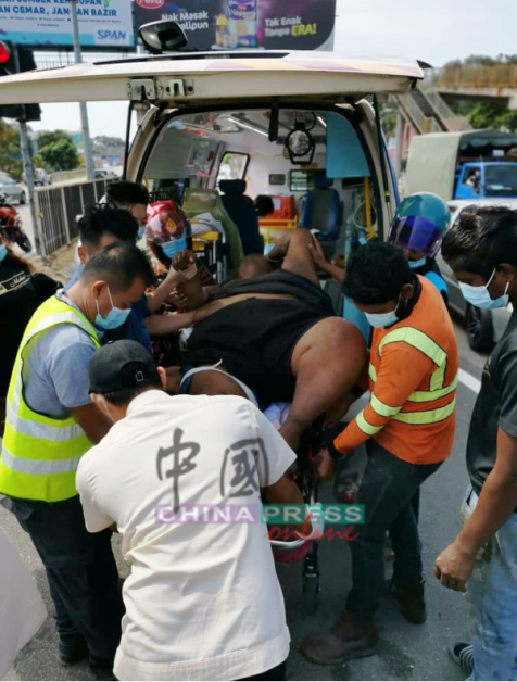 医务人员在消拯员及路人协助下，把伤者舁上救护车，以送往医院接受治疗。