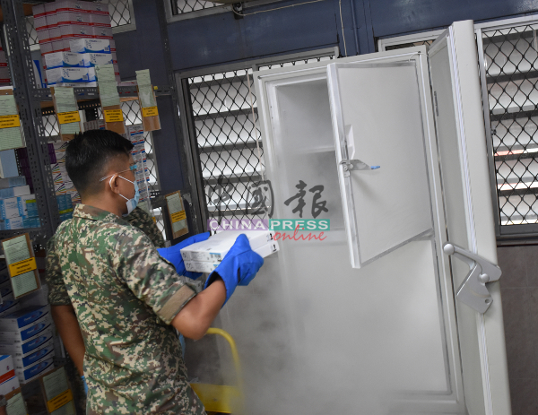 军官把疫苗收藏在温度为摄氏零下70度的超低温储藏箱（ULTF）内。