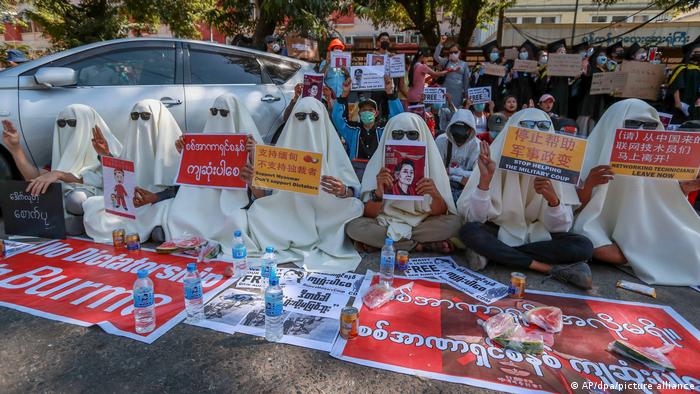 在中国使馆门前的缅甸示威者