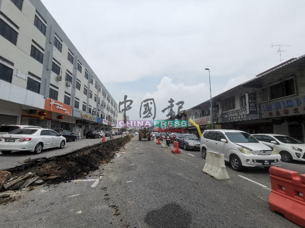 王金辉路暂时只开放一个车道让车辆通行。