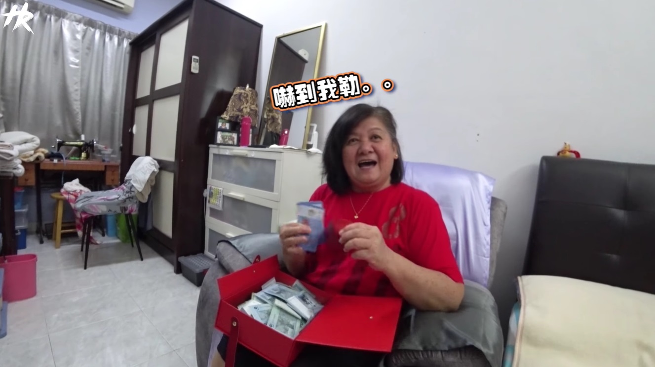 朱浩仁用隐藏摄影机，拍下妈妈看到一大叠1令吉和50令吉纸钞的真实反应。