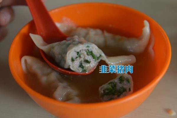 水饺汤面内含有４颗硕大饱满的水饺，不加味精的ABC汤底，尽是天然蔬菜的清甜滋味。